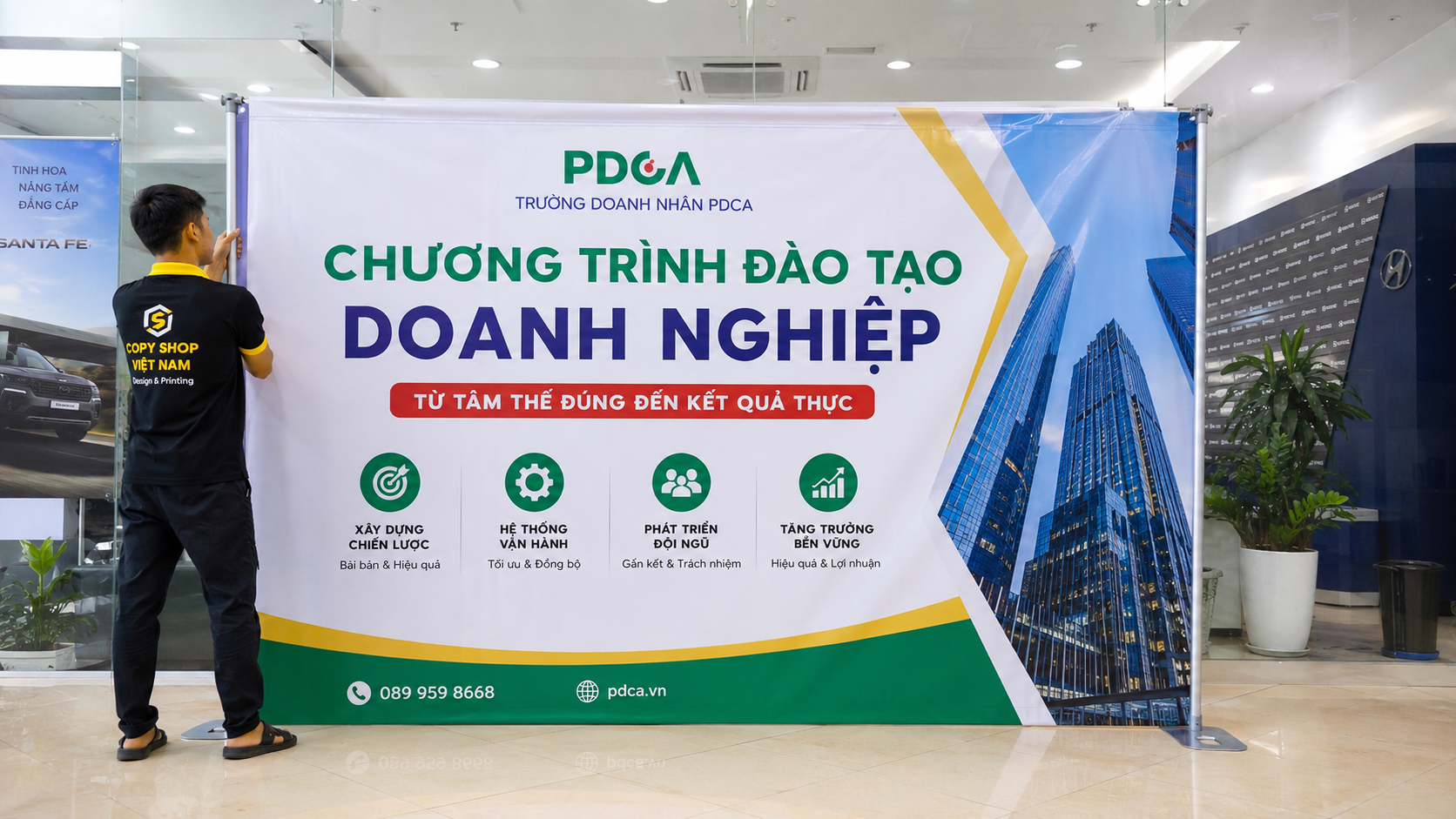 Mẫu Backdrop Khai Trương 4 Công nhân dựng backdrop workshop doanh nghiệp tại khu vực showroom