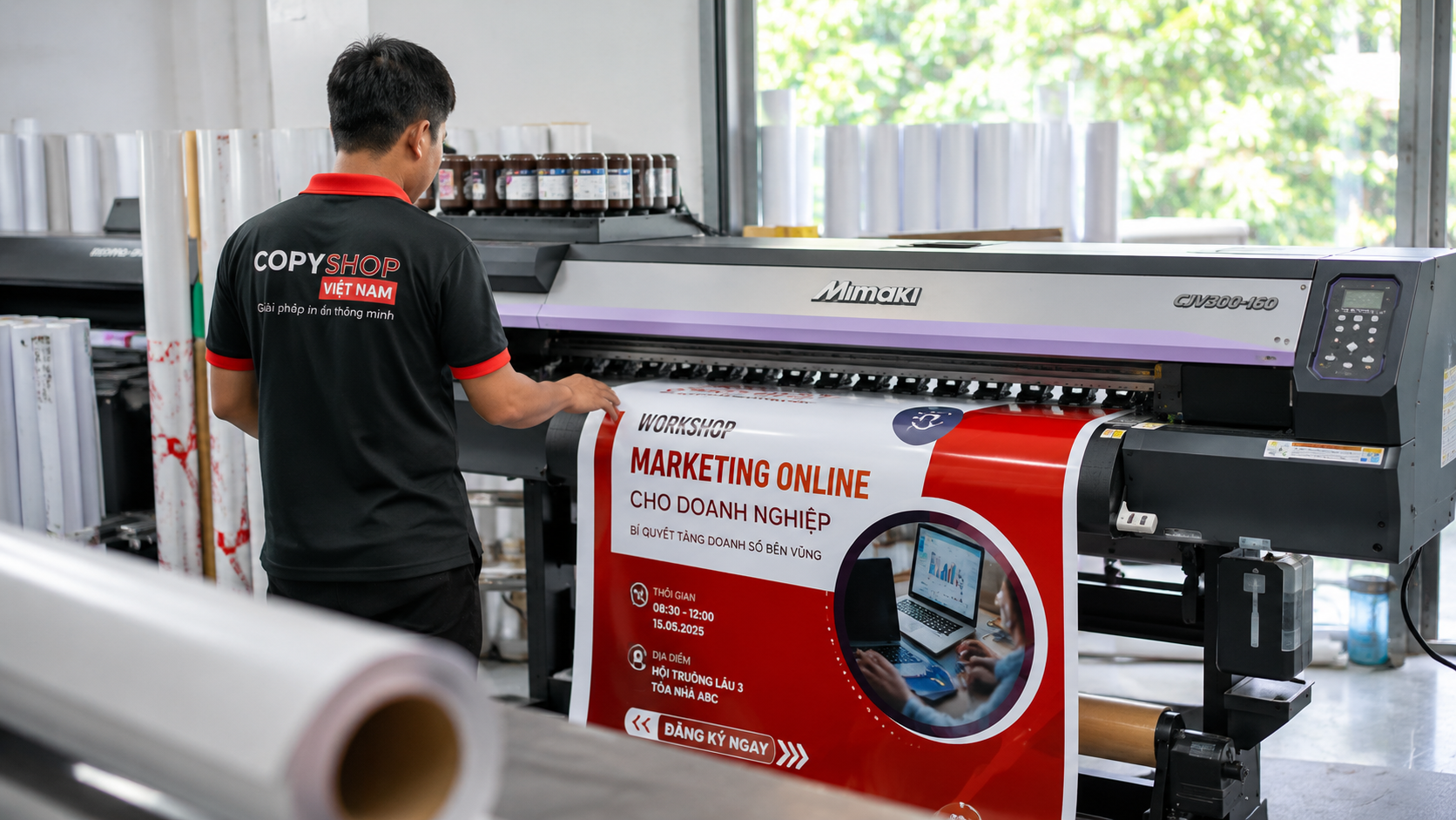 Công nhân vận hành máy in khổ lớn trong quy trình in banner tphcm chuyên nghiệp