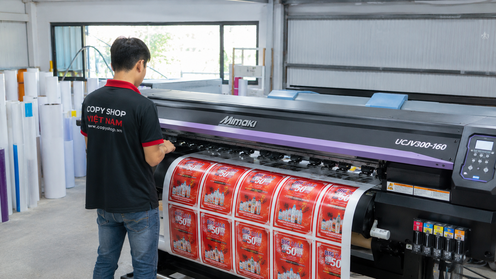 Công nhân vận hành máy in khổ lớn sản xuất tờ rơi A4 chất lượng cao